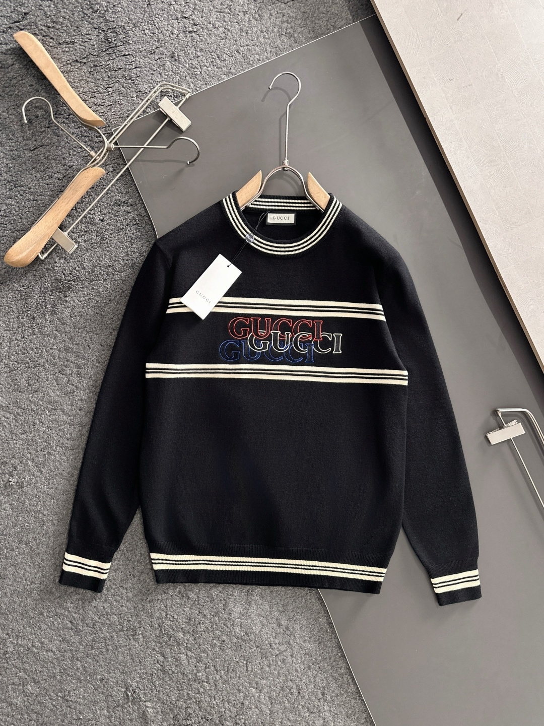 GUC 2025秋冬提花➕刺绣新款简约圆领针织羊毛衫，精致工艺专柜面料，顶级元素融合打造，经典3标齐全，