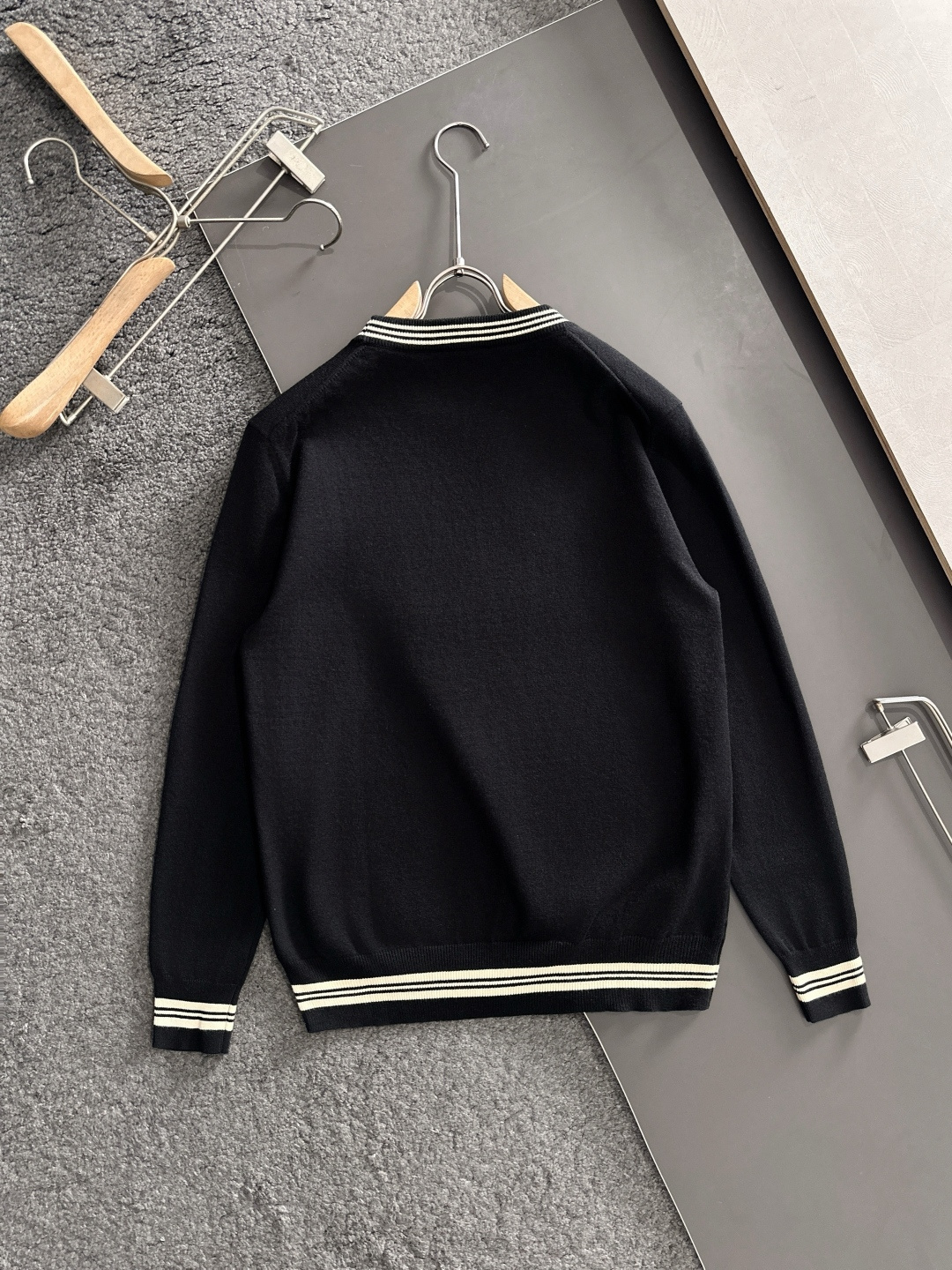 GUC 2025秋冬提花➕刺绣新款简约圆领针织羊毛衫，精致工艺专柜面料，顶级元素融合打造，经典3标齐全，