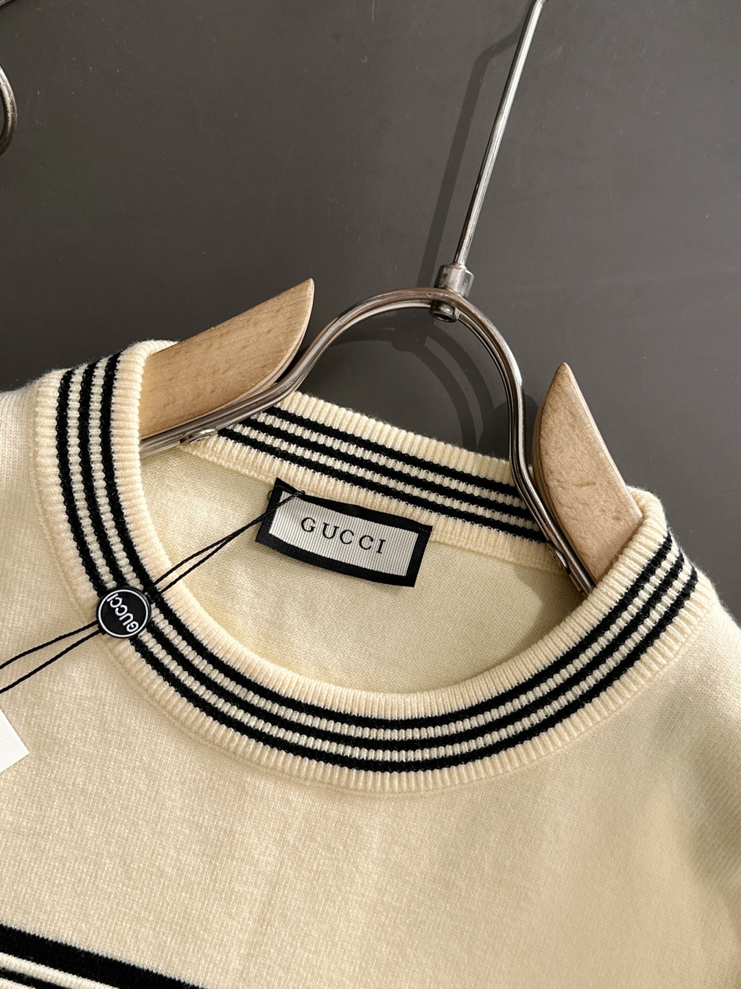 GUC 2025秋冬提花➕刺绣新款简约圆领针织羊毛衫，精致工艺专柜面料，顶级元素融合打造，经典3标齐全，