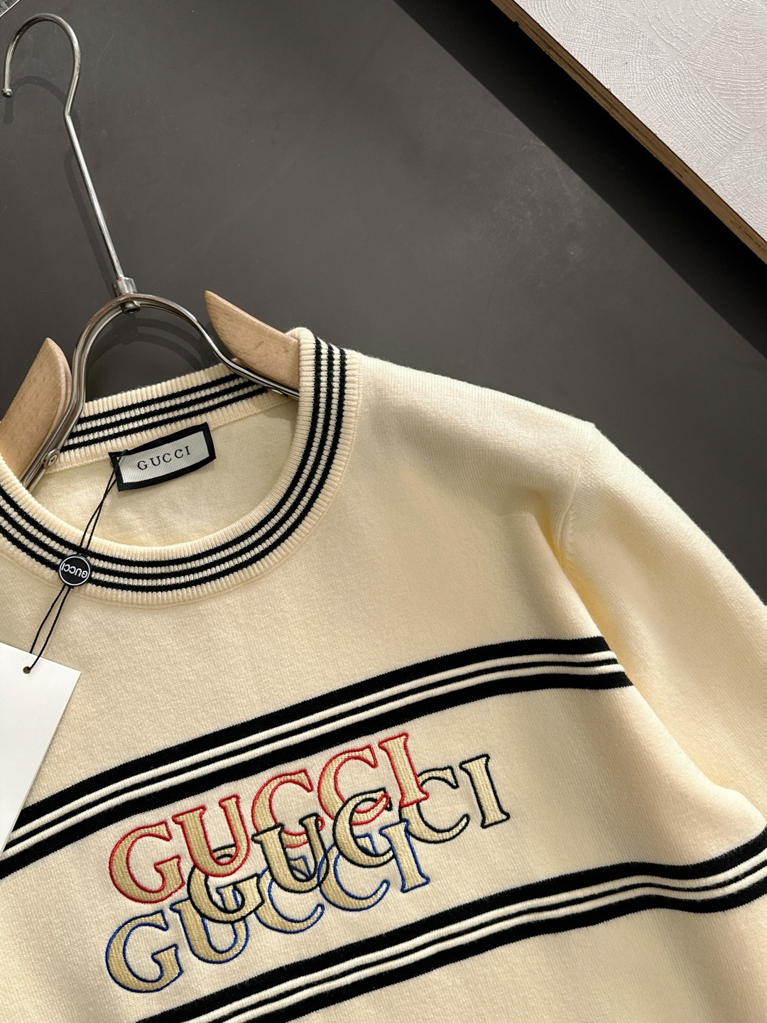 GUC 2025秋冬提花➕刺绣新款简约圆领针织羊毛衫，精致工艺专柜面料，顶级元素融合打造，经典3标齐全，