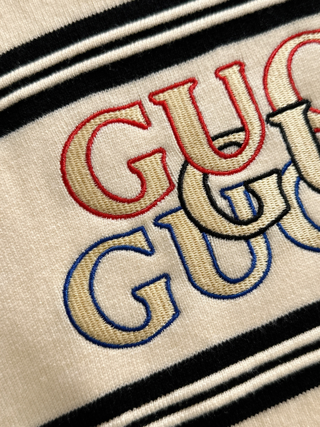 GUC 2025秋冬提花➕刺绣新款简约圆领针织羊毛衫，精致工艺专柜面料，顶级元素融合打造，经典3标齐全，