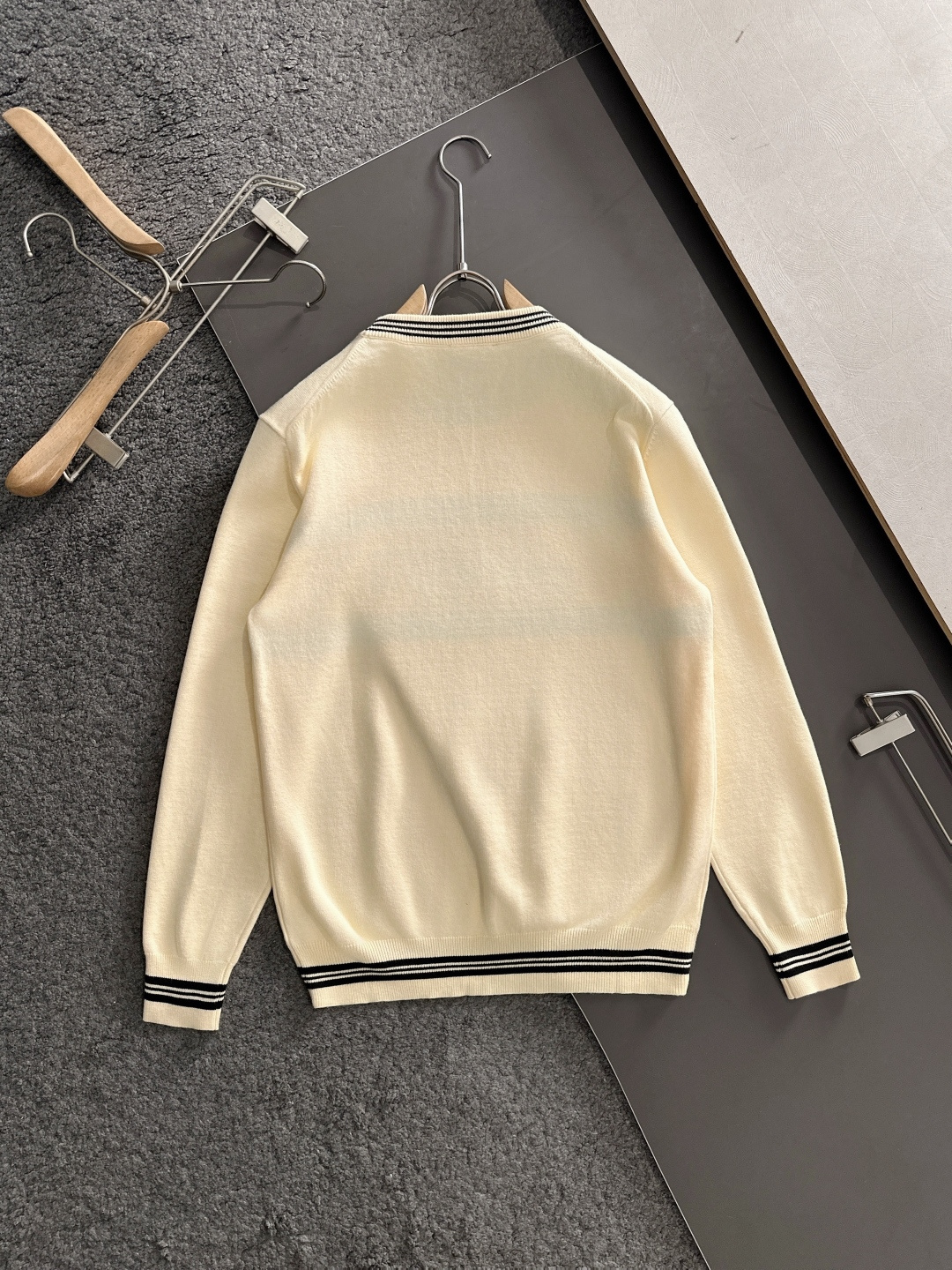 GUC 2025秋冬提花➕刺绣新款简约圆领针织羊毛衫，精致工艺专柜面料，顶级元素融合打造，经典3标齐全，