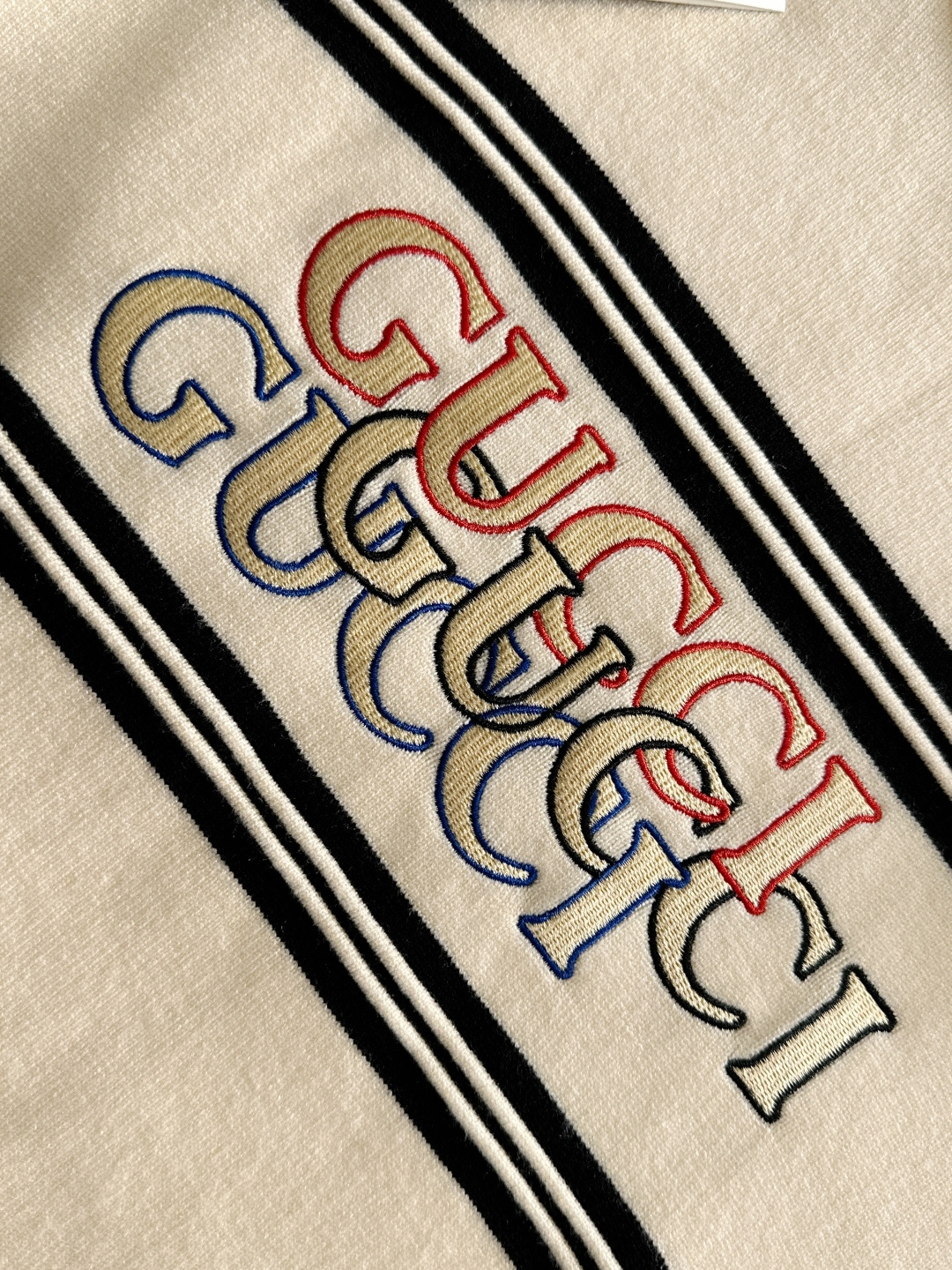 GUC 2025秋冬提花➕刺绣新款简约圆领针织羊毛衫，精致工艺专柜面料，顶级元素融合打造，经典3标齐全，