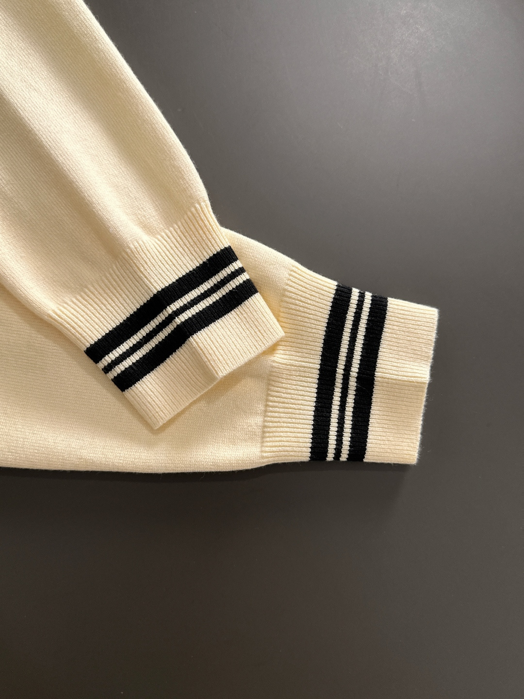 GUC 2025秋冬提花➕刺绣新款简约圆领针织羊毛衫，精致工艺专柜面料，顶级元素融合打造，经典3标齐全，