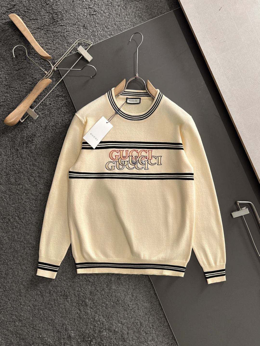 GUC 2025秋冬提花➕刺绣新款简约圆领针织羊毛衫，精致工艺专柜面料，顶级元素融合打造，经典3标齐全，