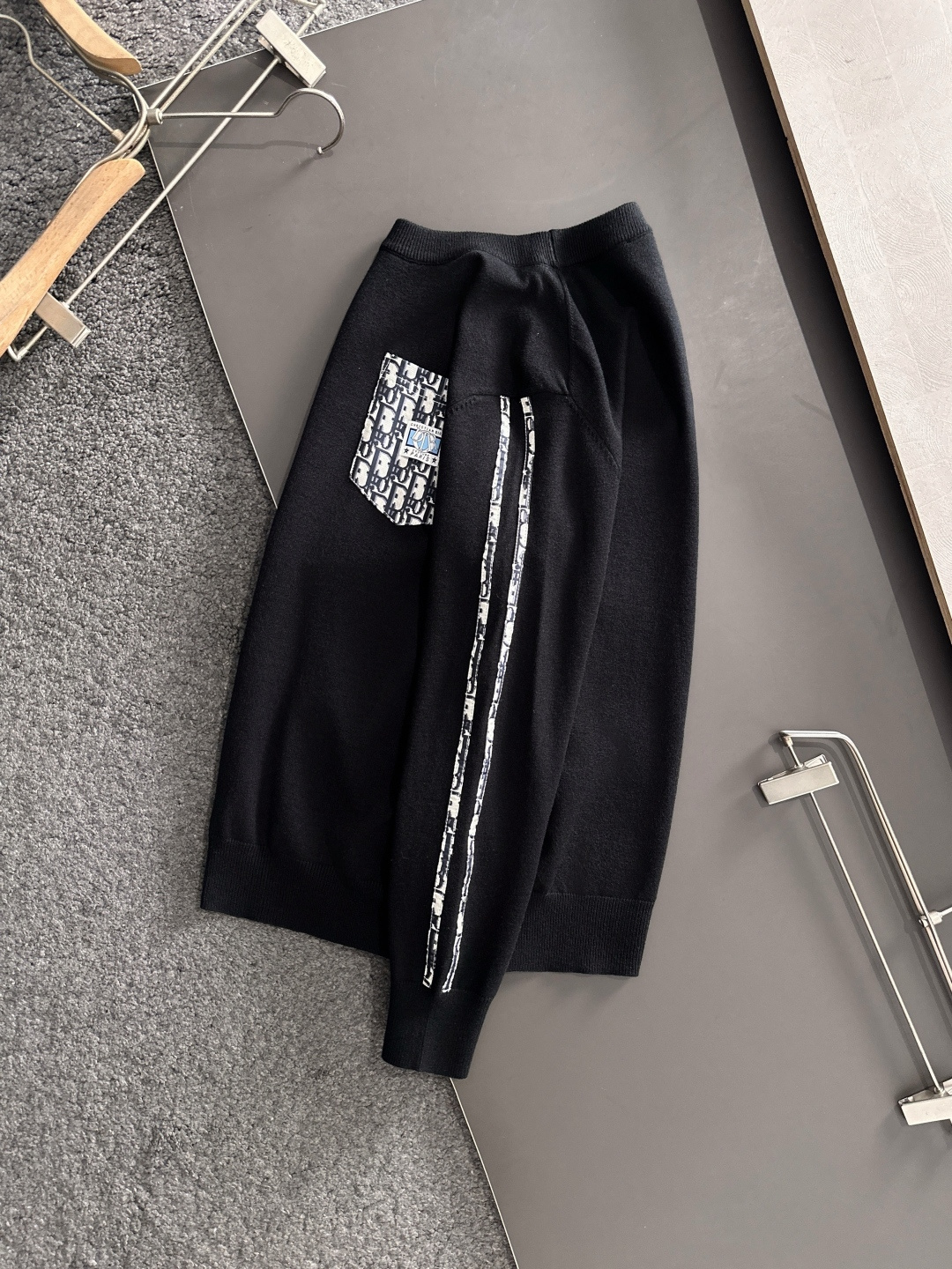 CD 2025秋冬提花➕刺绣新款简约圆领针织羊毛衫，精致工艺专柜面料，顶级元素融合打造，经典3标齐全，潮