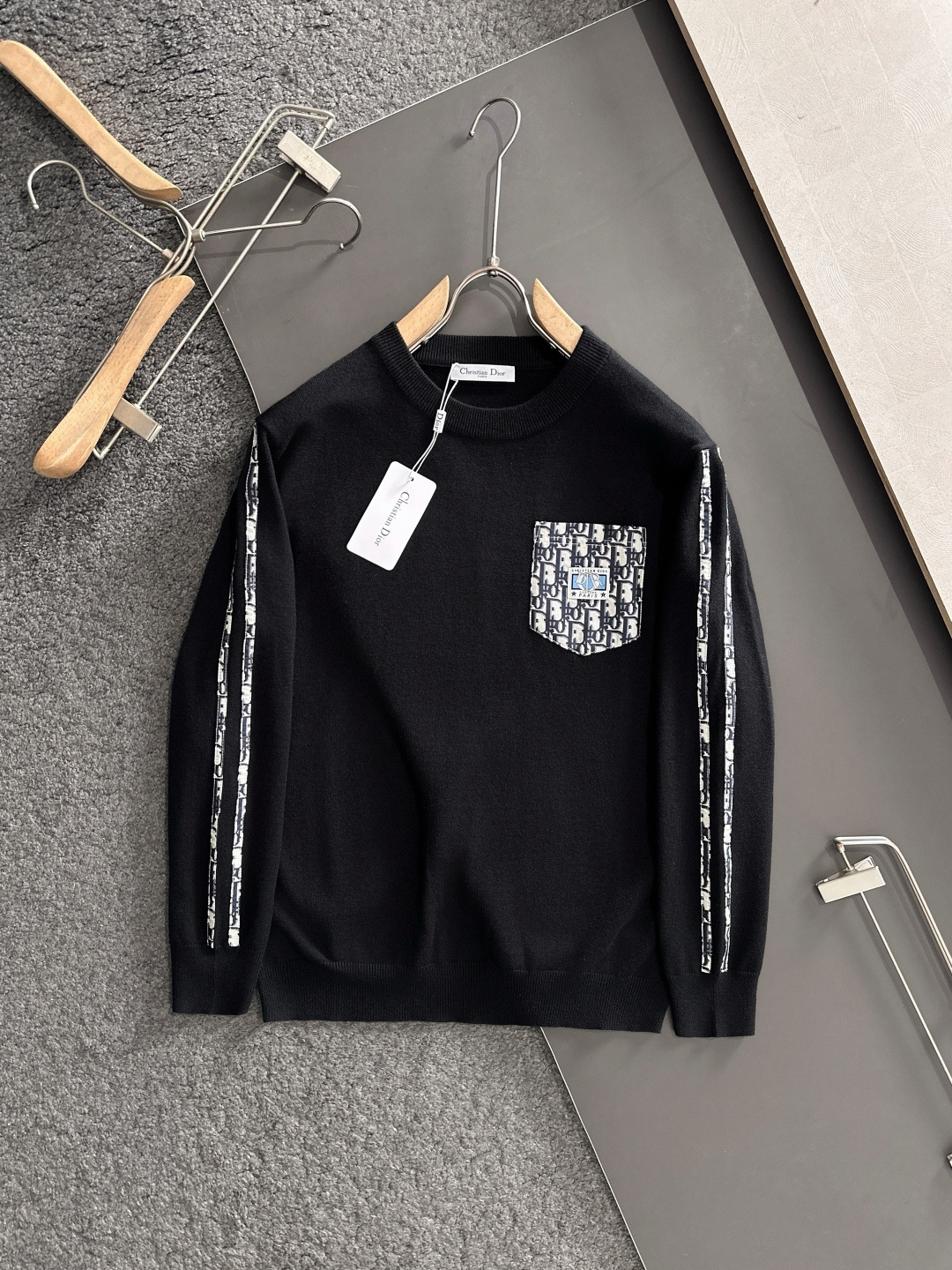 CD 2025秋冬提花➕刺绣新款简约圆领针织羊毛衫，精致工艺专柜面料，顶级元素融合打造，经典3标齐全，潮