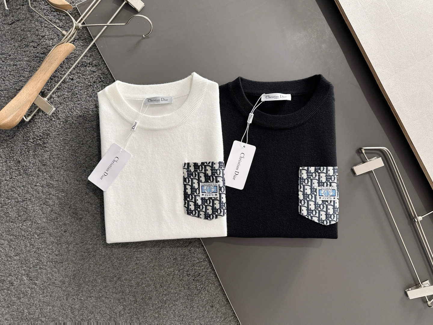 CD 2025秋冬提花➕刺绣新款简约圆领针织羊毛衫，精致工艺专柜面料，顶级元素融合打造，经典3标齐全，潮