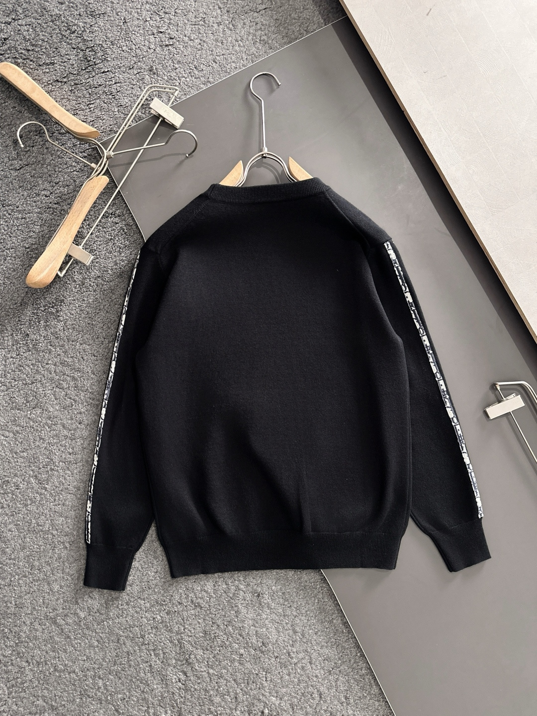 CD 2025秋冬提花➕刺绣新款简约圆领针织羊毛衫，精致工艺专柜面料，顶级元素融合打造，经典3标齐全，潮