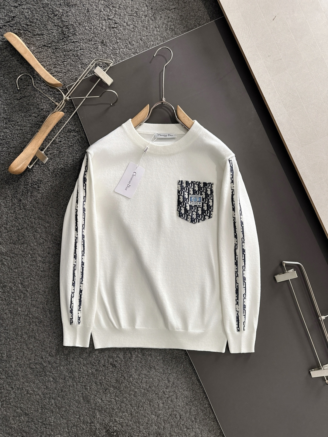 CD 2025秋冬提花➕刺绣新款简约圆领针织羊毛衫，精致工艺专柜面料，顶级元素融合打造，经典3标齐全，潮