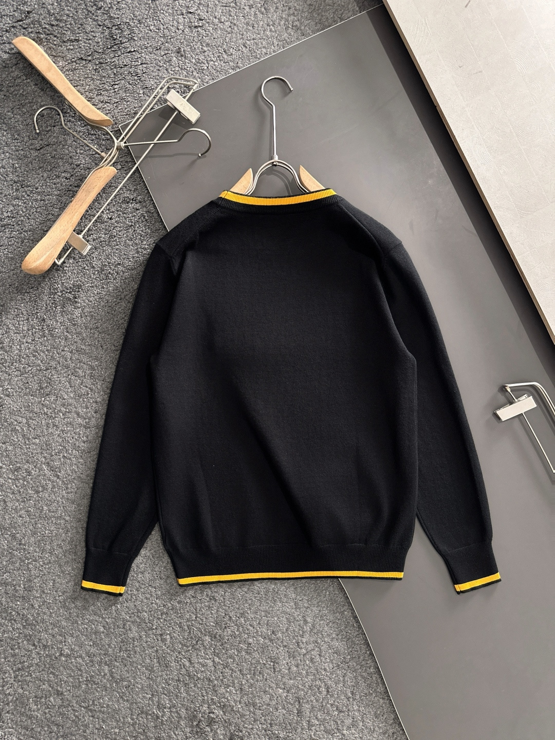 FD 2025秋冬提花➕刺绣新款简约圆领针织羊毛衫，精致工艺专柜面料，顶级元素融合打造，经典3标齐全，潮