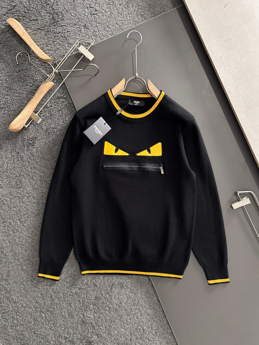 FD 2025秋冬提花➕刺绣新款简约圆领针织羊毛衫，精致工艺专柜面料，顶级元素融合打造，经典3标齐全，潮