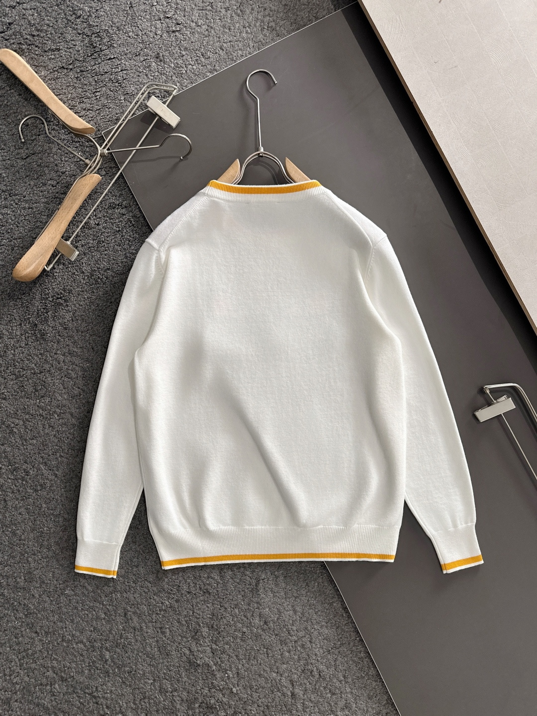 FD 2025秋冬提花➕刺绣新款简约圆领针织羊毛衫，精致工艺专柜面料，顶级元素融合打造，经典3标齐全，潮