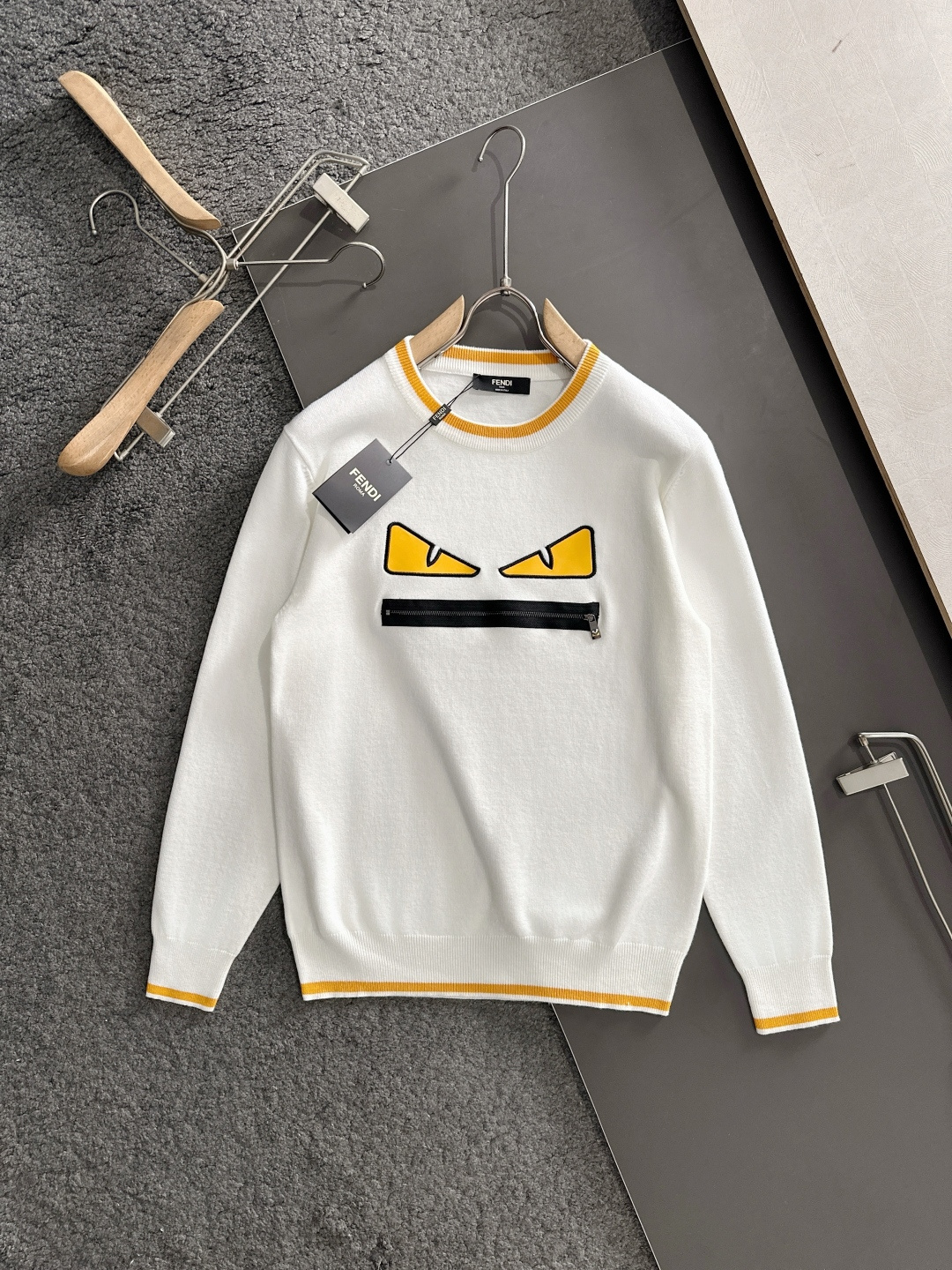 FD 2025秋冬提花➕刺绣新款简约圆领针织羊毛衫，精致工艺专柜面料，顶级元素融合打造，经典3标齐全，潮