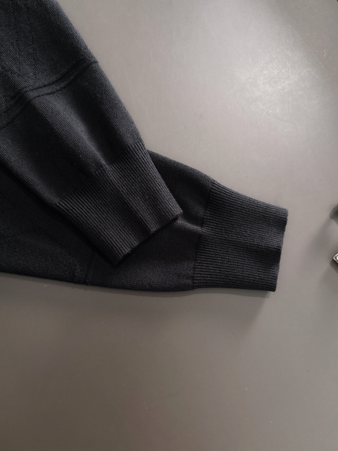 1V 2025秋冬提花➕刺绣新款简约圆领针织羊毛衫，精致工艺专柜面料，顶级元素融合打造，经典3标齐全，潮