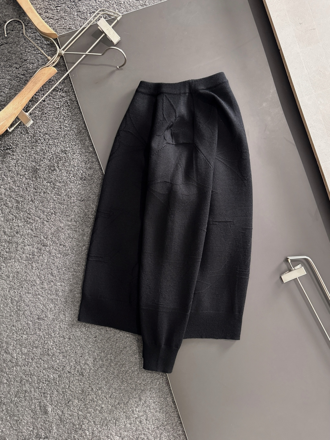 1V 2025秋冬提花➕刺绣新款简约圆领针织羊毛衫，精致工艺专柜面料，顶级元素融合打造，经典3标齐全，潮