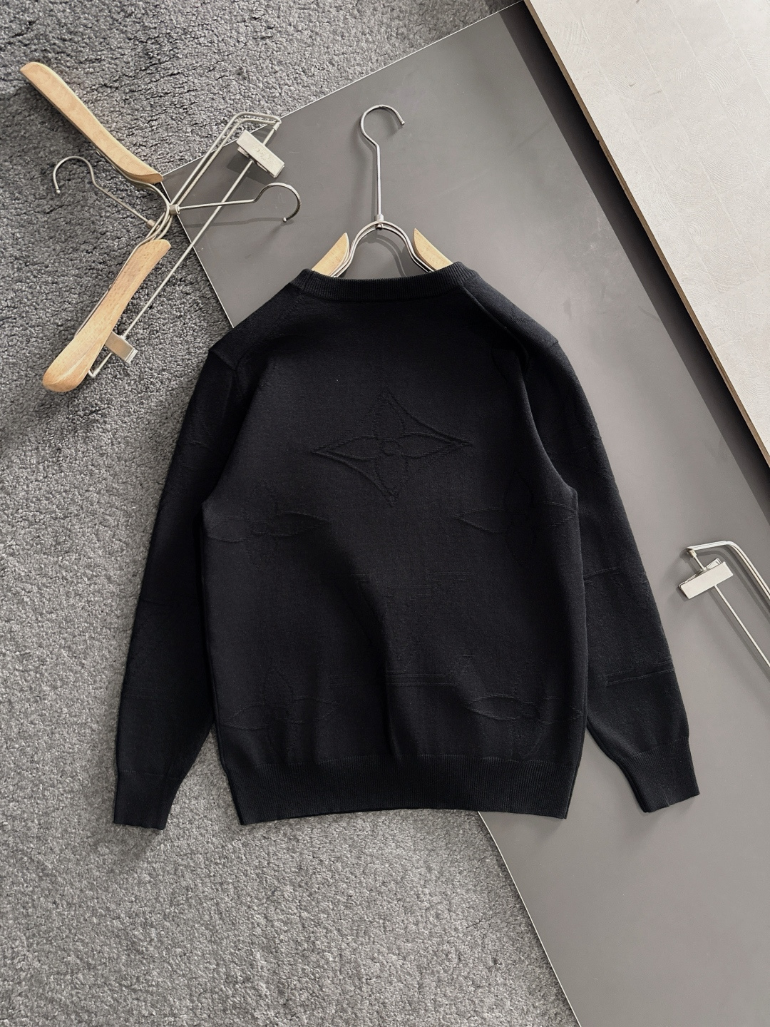 1V 2025秋冬提花➕刺绣新款简约圆领针织羊毛衫，精致工艺专柜面料，顶级元素融合打造，经典3标齐全，潮