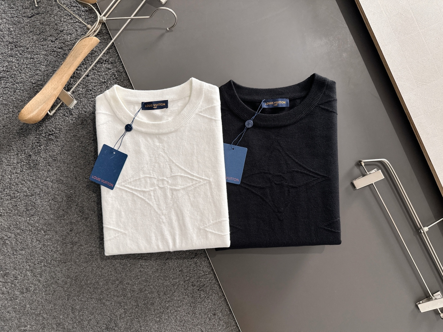 1V 2025秋冬提花➕刺绣新款简约圆领针织羊毛衫，精致工艺专柜面料，顶级元素融合打造，经典3标齐全，潮