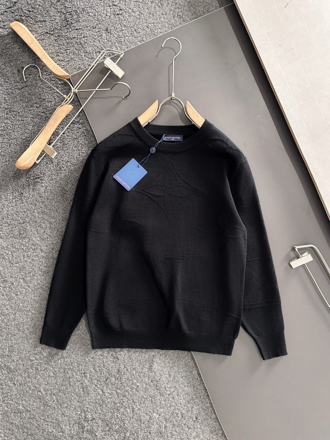 1V 2025秋冬提花➕刺绣新款简约圆领针织羊毛衫，精致工艺专柜面料，顶级元素融合打造，经典3标齐全，潮