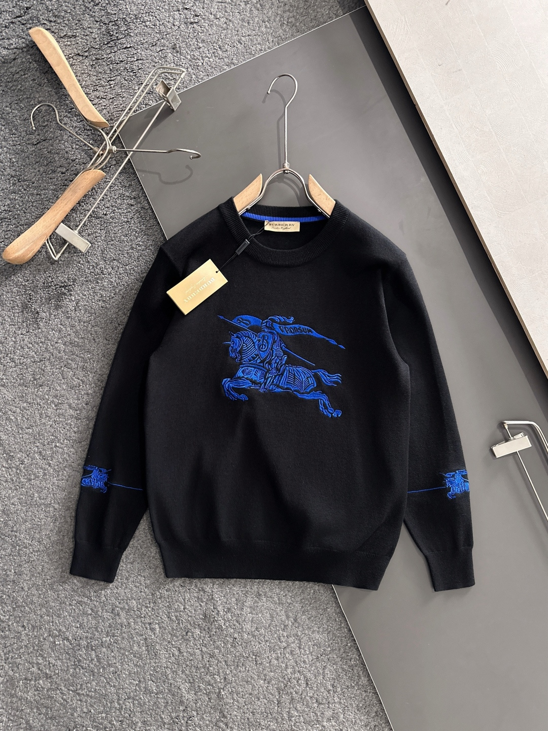 BBR 爆款回货 2025秋冬提花➕刺绣新款简约圆领针织羊毛衫，精致工艺专柜面料，顶级元素融合打造，经典