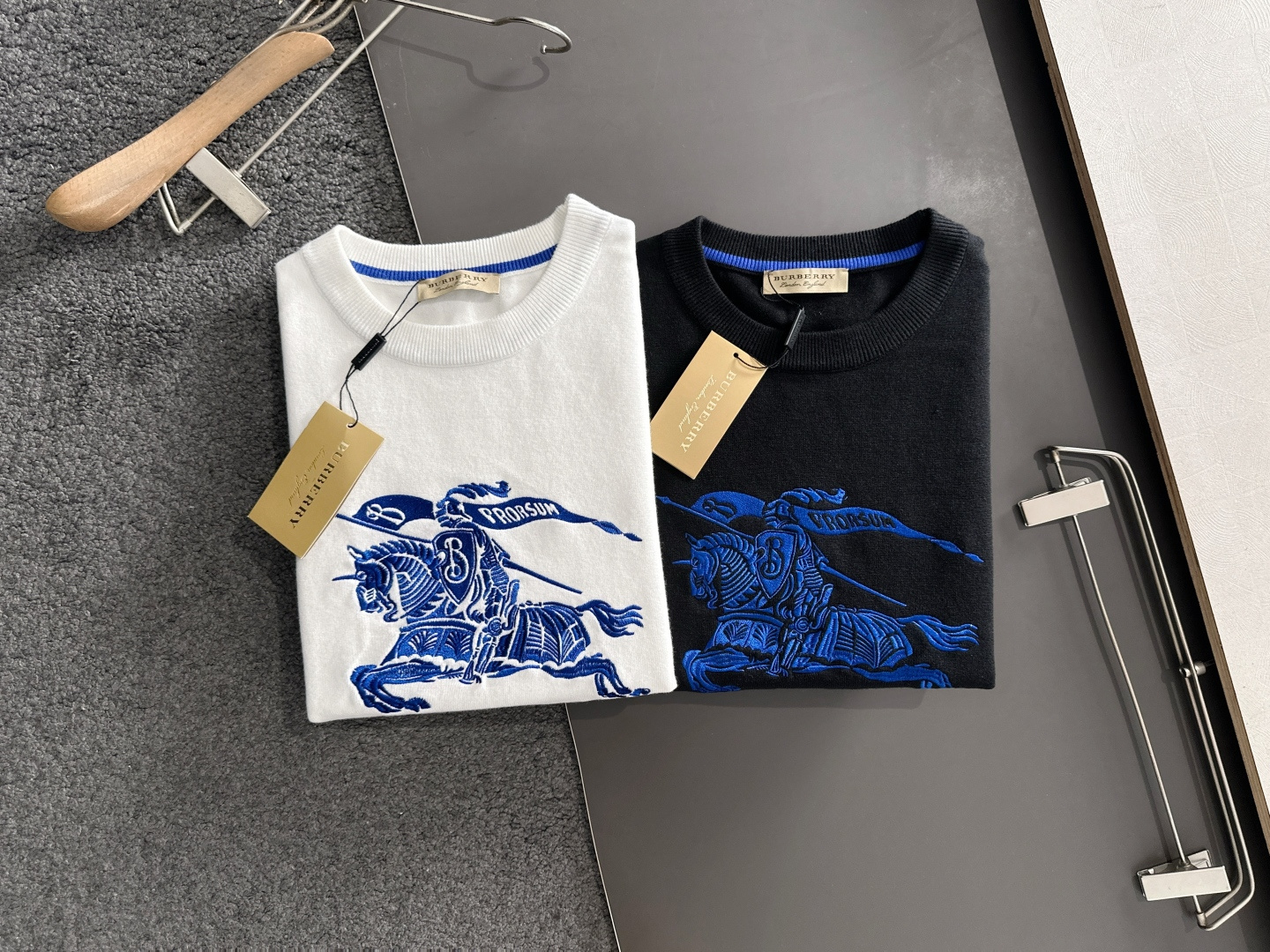 BBR 爆款回货 2025秋冬提花➕刺绣新款简约圆领针织羊毛衫，精致工艺专柜面料，顶级元素融合打造，经典