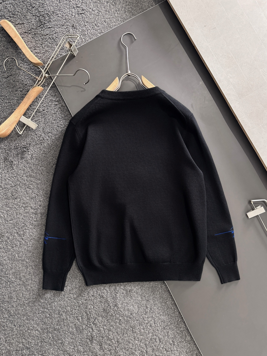 BBR 爆款回货 2025秋冬提花➕刺绣新款简约圆领针织羊毛衫，精致工艺专柜面料，顶级元素融合打造，经典