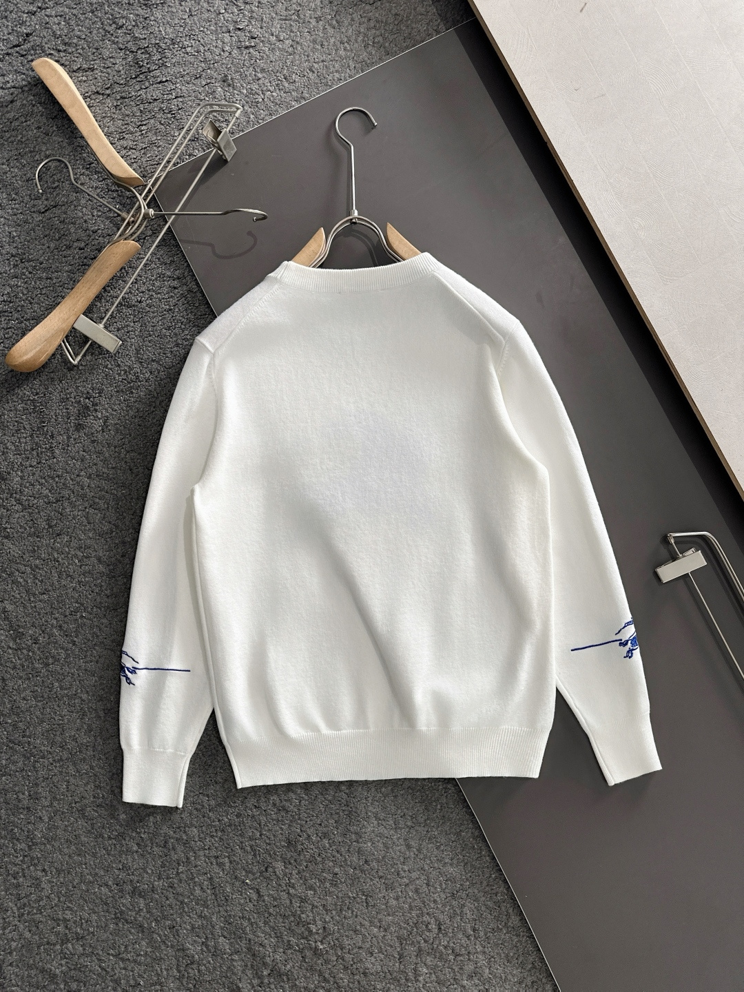 BBR 爆款回货 2025秋冬提花➕刺绣新款简约圆领针织羊毛衫，精致工艺专柜面料，顶级元素融合打造，经典