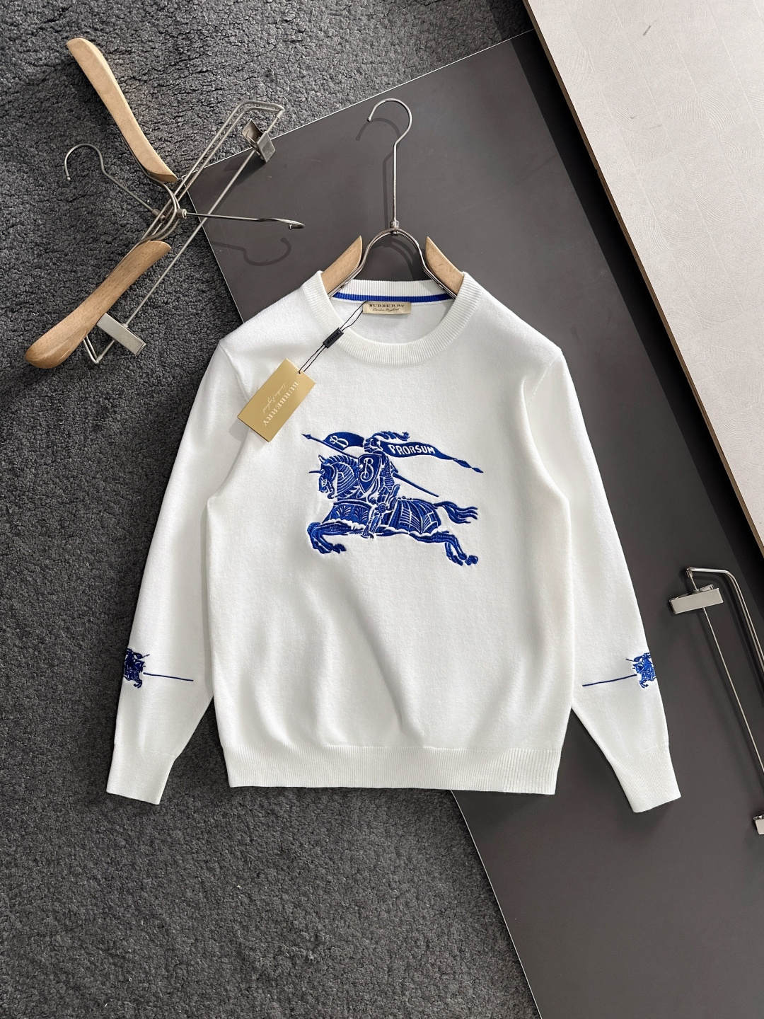 BBR 爆款回货 2025秋冬提花➕刺绣新款简约圆领针织羊毛衫，精致工艺专柜面料，顶级元素融合打造，经典