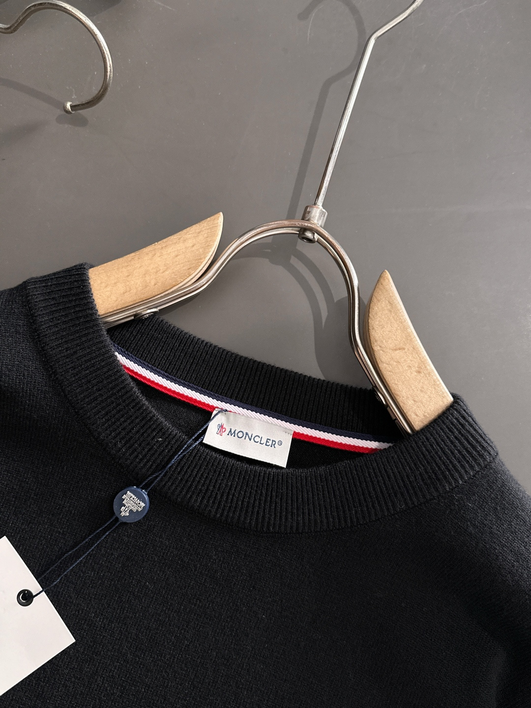 MON 2025秋冬提花➕刺绣新款简约圆领针织羊毛衫，精致工艺专柜面料，顶级元素融合打造，经典3标齐全，