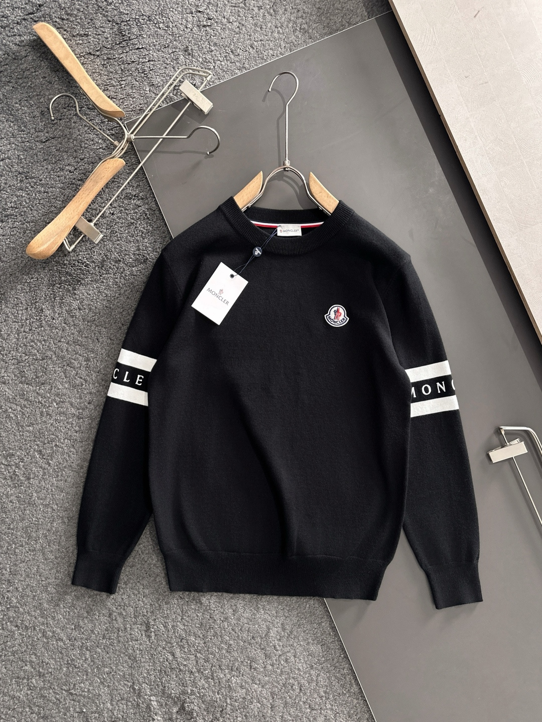 MON 2025秋冬提花➕刺绣新款简约圆领针织羊毛衫，精致工艺专柜面料，顶级元素融合打造，经典3标齐全，