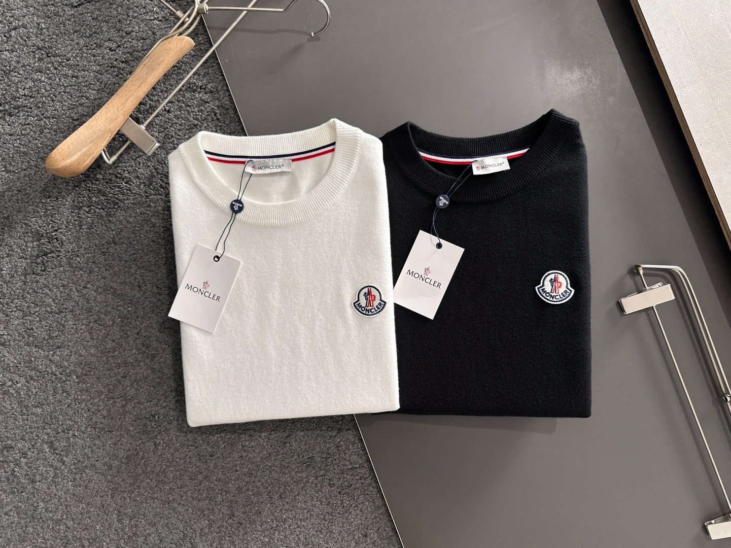 MON 2025秋冬提花➕刺绣新款简约圆领针织羊毛衫，精致工艺专柜面料，顶级元素融合打造，经典3标齐全，