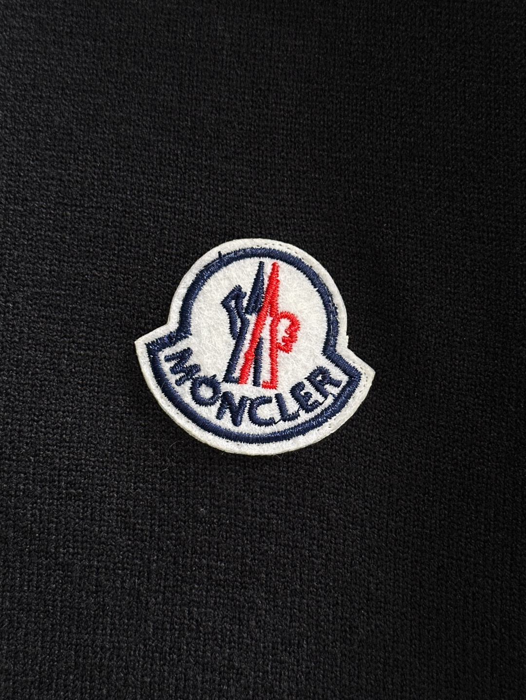 MON 2025秋冬提花➕刺绣新款简约圆领针织羊毛衫，精致工艺专柜面料，顶级元素融合打造，经典3标齐全，