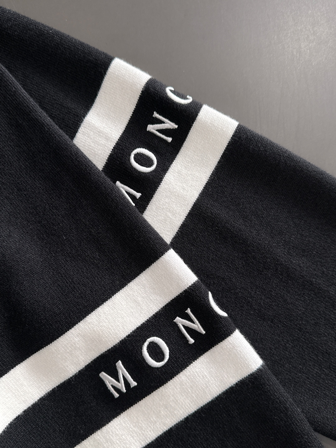 MON 2025秋冬提花➕刺绣新款简约圆领针织羊毛衫，精致工艺专柜面料，顶级元素融合打造，经典3标齐全，