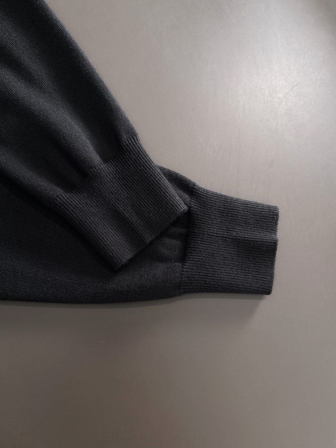 MON 2025秋冬提花➕刺绣新款简约圆领针织羊毛衫，精致工艺专柜面料，顶级元素融合打造，经典3标齐全，