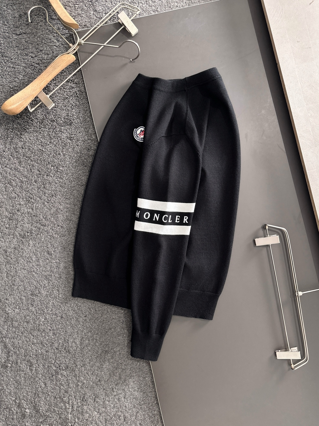 MON 2025秋冬提花➕刺绣新款简约圆领针织羊毛衫，精致工艺专柜面料，顶级元素融合打造，经典3标齐全，