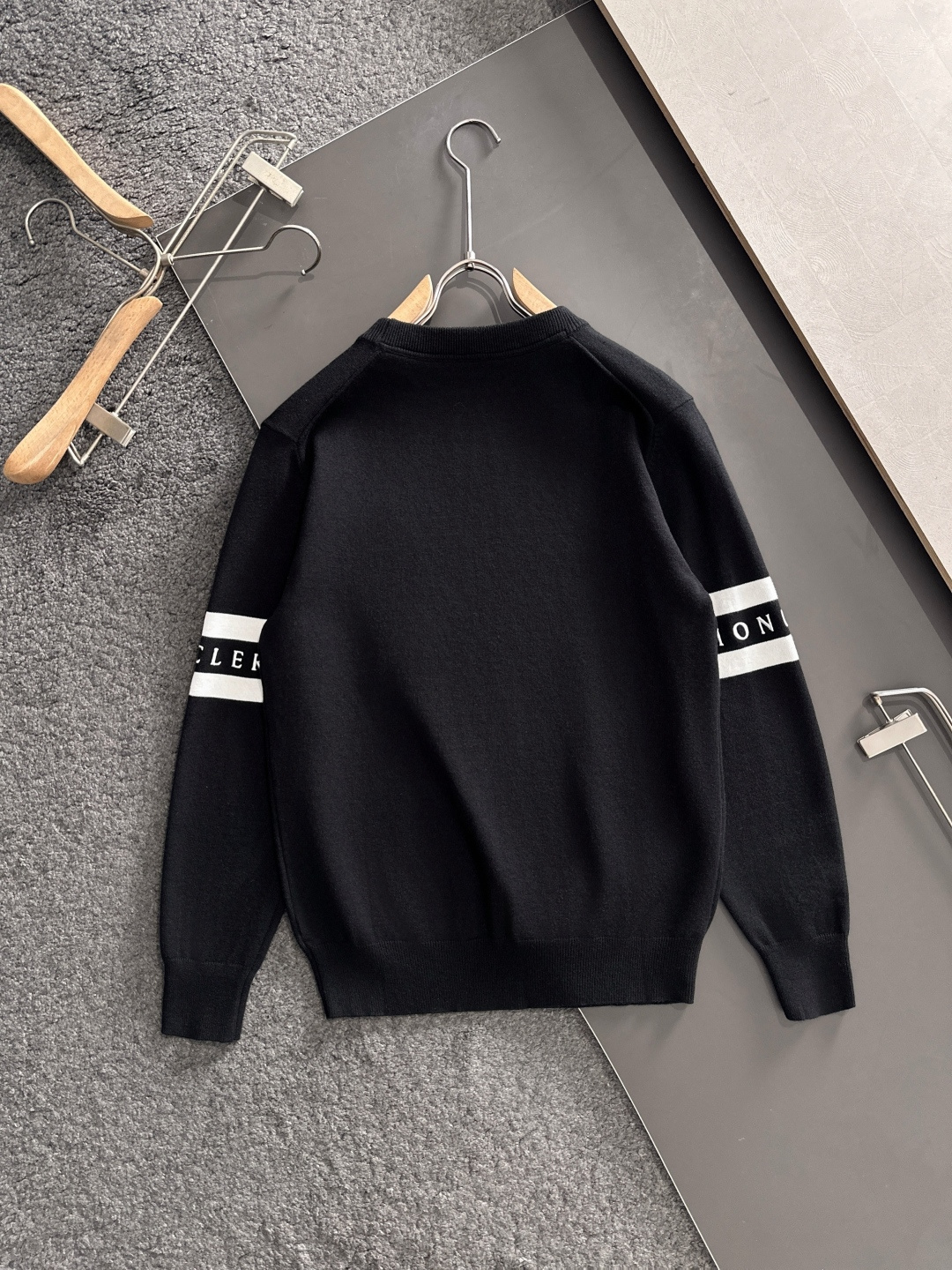 MON 2025秋冬提花➕刺绣新款简约圆领针织羊毛衫，精致工艺专柜面料，顶级元素融合打造，经典3标齐全，