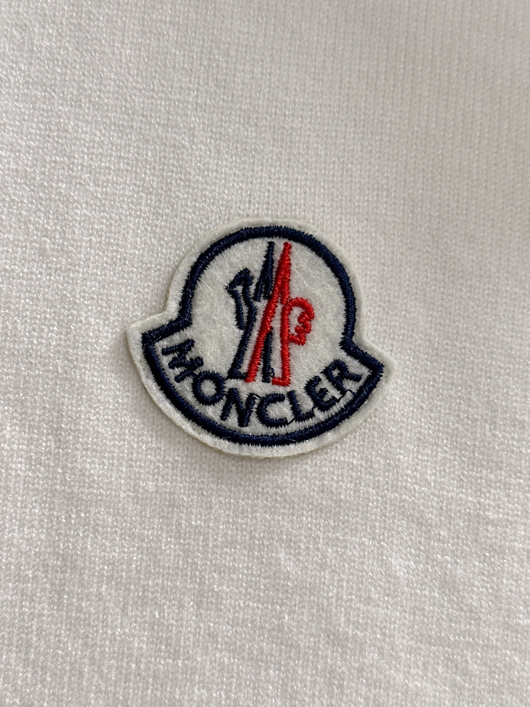 MON 2025秋冬提花➕刺绣新款简约圆领针织羊毛衫，精致工艺专柜面料，顶级元素融合打造，经典3标齐全，