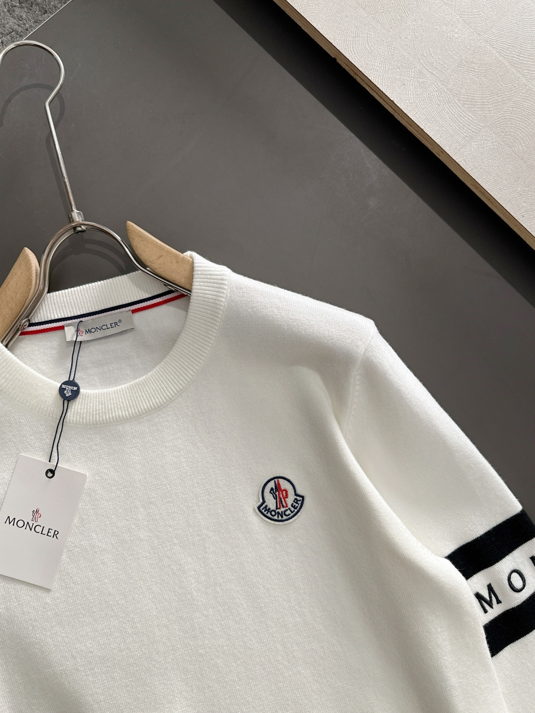 MON 2025秋冬提花➕刺绣新款简约圆领针织羊毛衫，精致工艺专柜面料，顶级元素融合打造，经典3标齐全，