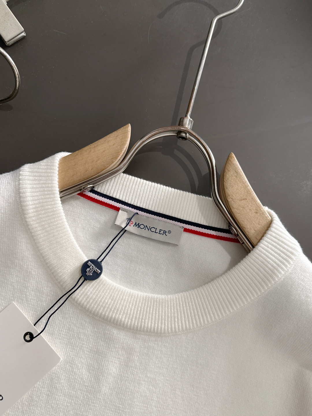 MON 2025秋冬提花➕刺绣新款简约圆领针织羊毛衫，精致工艺专柜面料，顶级元素融合打造，经典3标齐全，