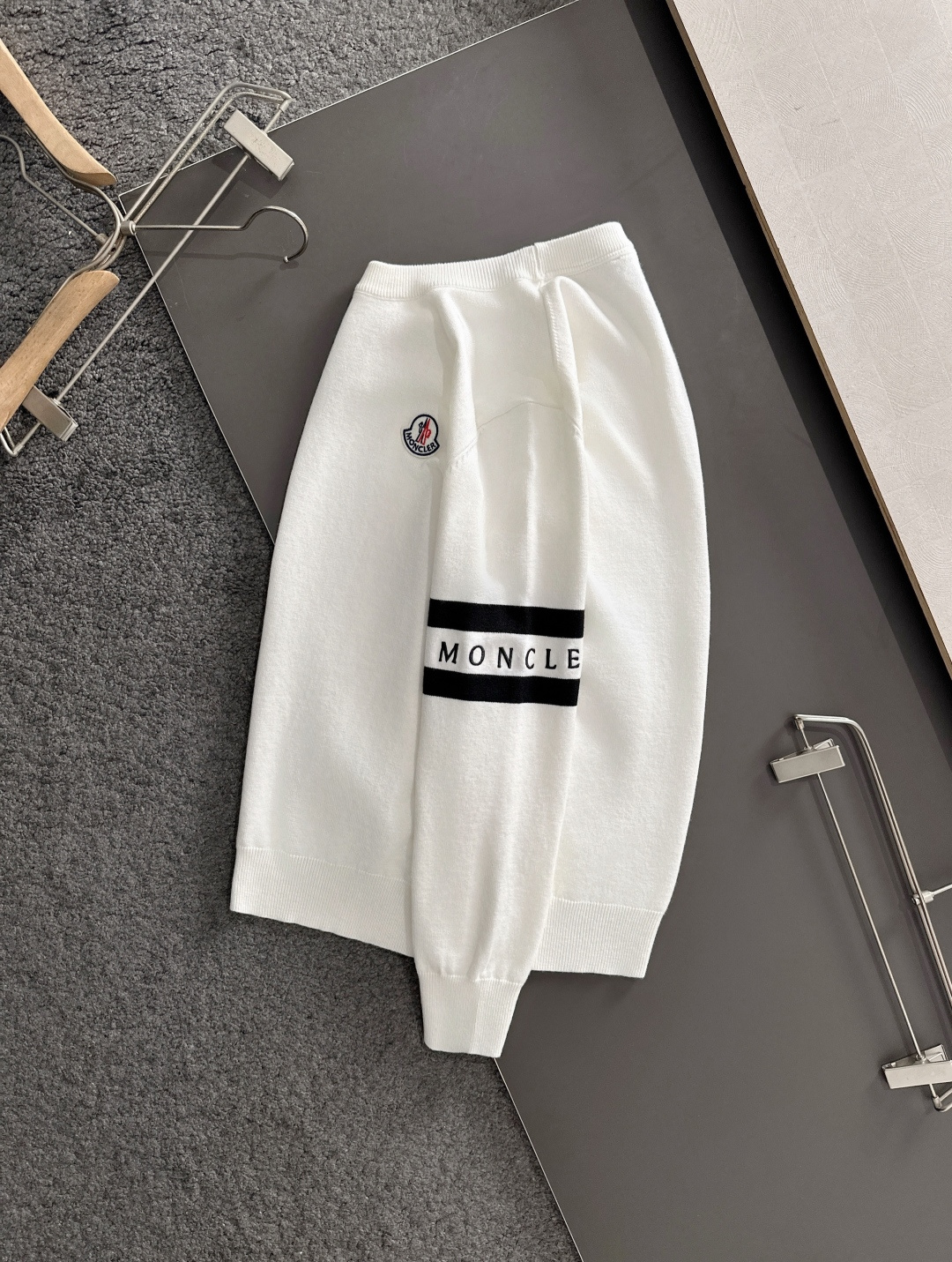 MON 2025秋冬提花➕刺绣新款简约圆领针织羊毛衫，精致工艺专柜面料，顶级元素融合打造，经典3标齐全，