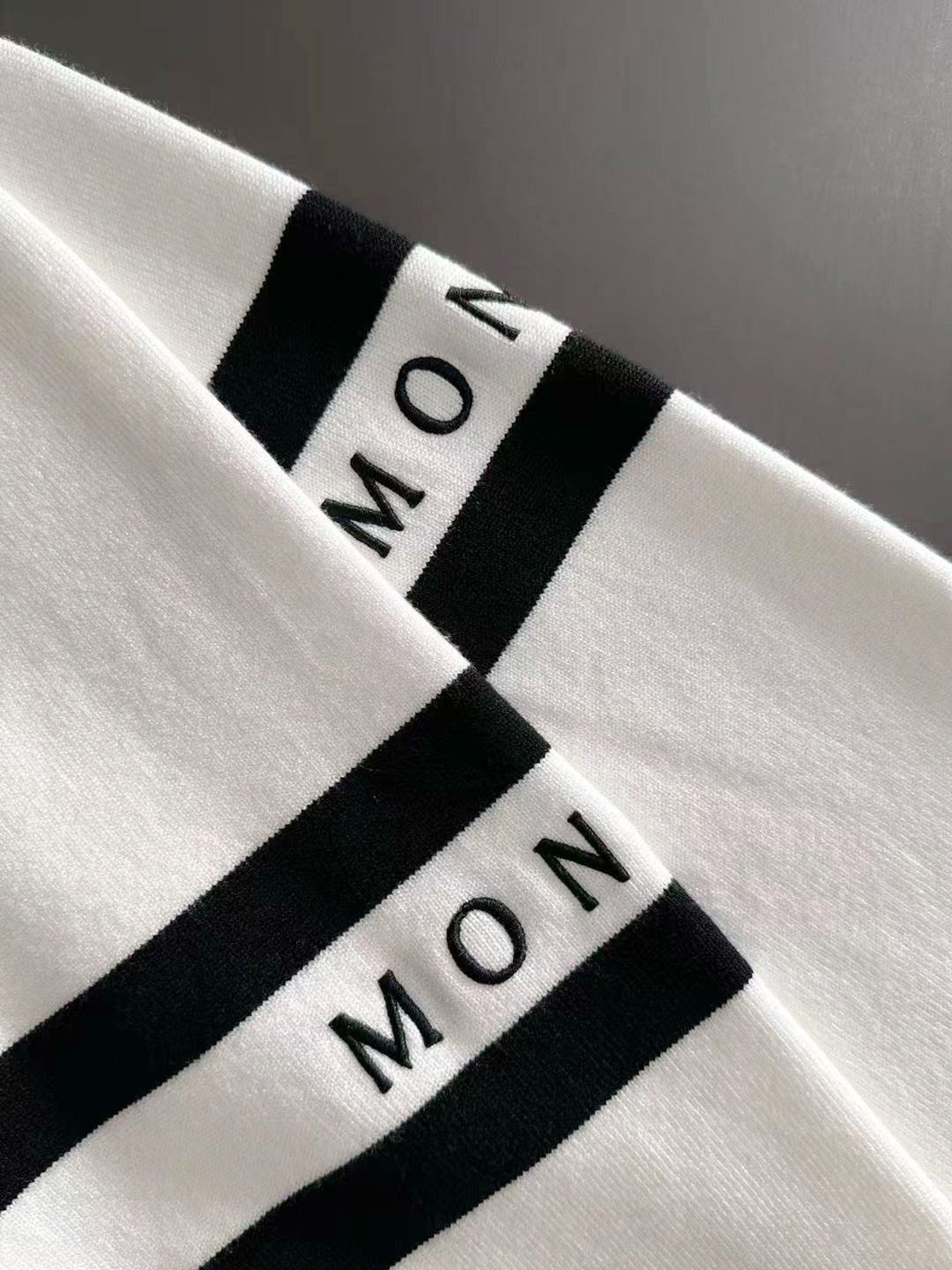 MON 2025秋冬提花➕刺绣新款简约圆领针织羊毛衫，精致工艺专柜面料，顶级元素融合打造，经典3标齐全，