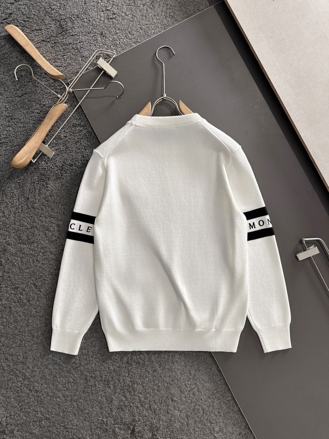 MON 2025秋冬提花➕刺绣新款简约圆领针织羊毛衫，精致工艺专柜面料，顶级元素融合打造，经典3标齐全，