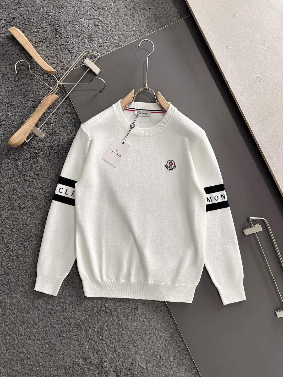 MON 2025秋冬提花➕刺绣新款简约圆领针织羊毛衫，精致工艺专柜面料，顶级元素融合打造，经典3标齐全，