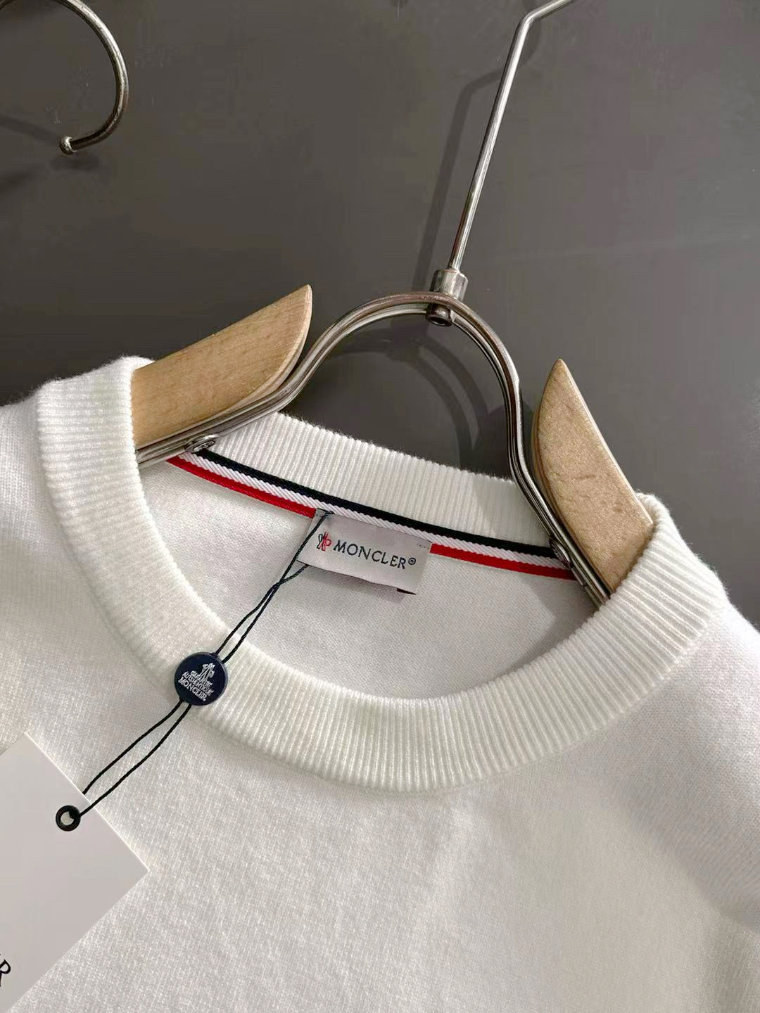 MON 2025秋冬提花➕刺绣新款简约圆领针织羊毛衫，精致工艺专柜面料，顶级元素融合打造，经典3标齐全，