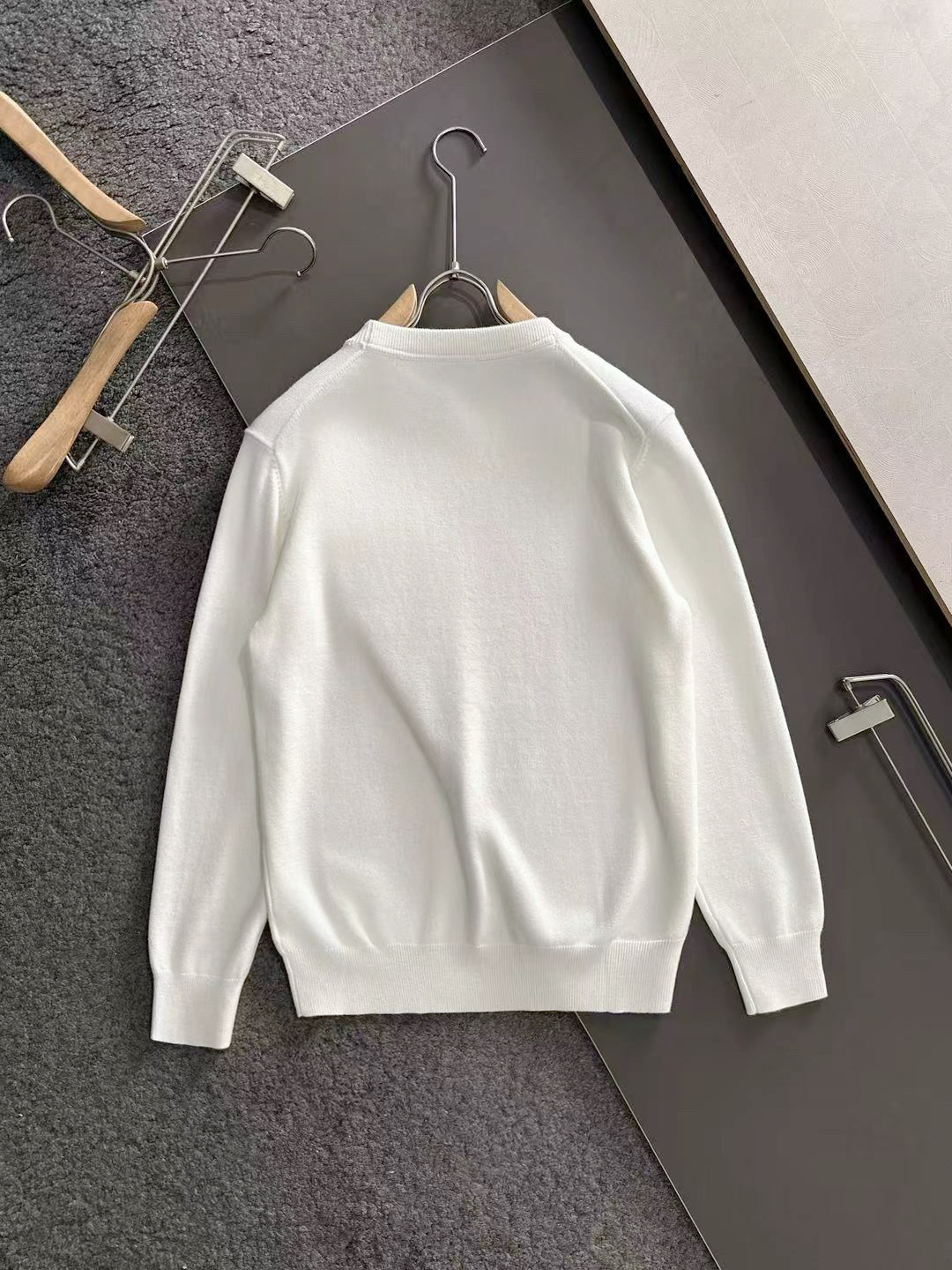 CD 2025秋冬提花➕刺绣新款简约圆领针织羊毛衫，精致工艺专柜面料，顶级元素融合打造，经典3标齐全，潮