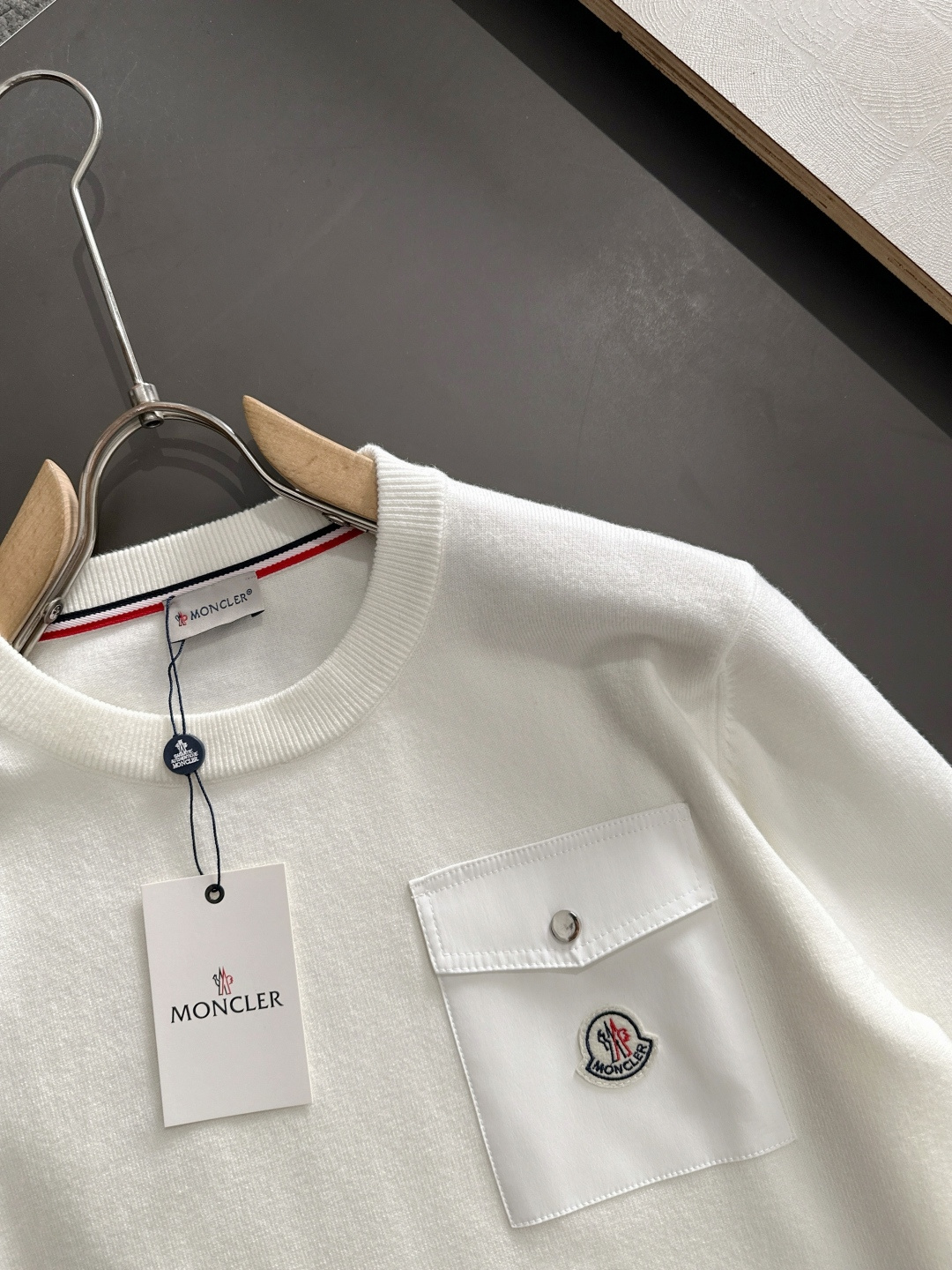 MON 2025秋冬提花➕刺绣新款简约圆领针织羊毛衫，精致工艺专柜面料，顶级元素融合打造，经典3标齐全，