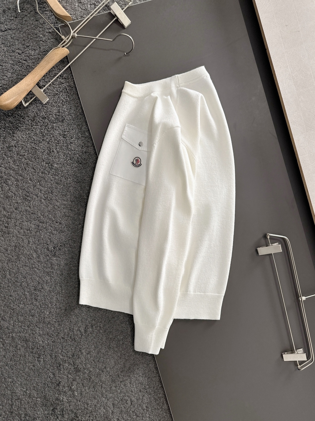 MON 2025秋冬提花➕刺绣新款简约圆领针织羊毛衫，精致工艺专柜面料，顶级元素融合打造，经典3标齐全，