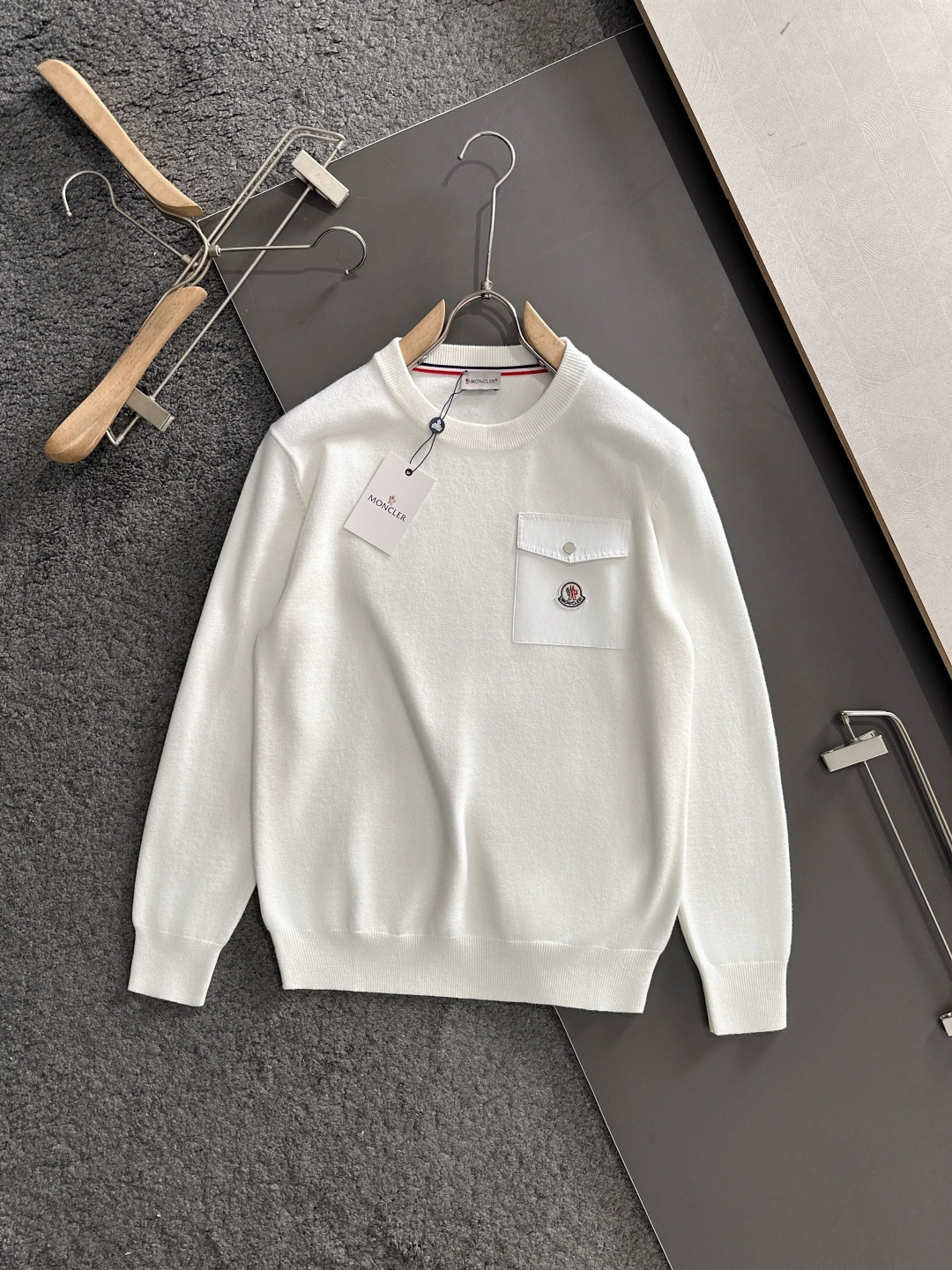 MON 2025秋冬提花➕刺绣新款简约圆领针织羊毛衫，精致工艺专柜面料，顶级元素融合打造，经典3标齐全，