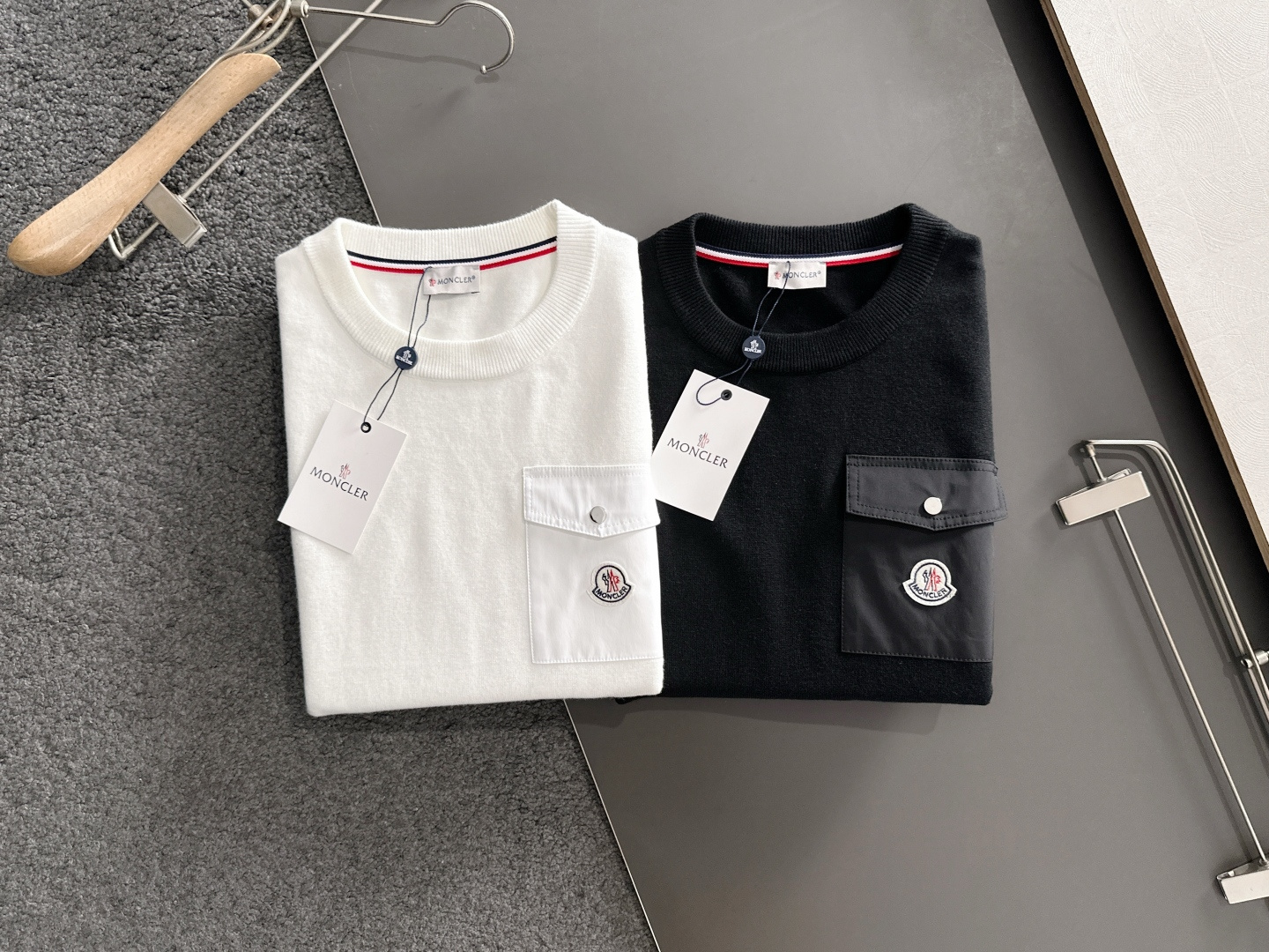 MON 2025秋冬提花➕刺绣新款简约圆领针织羊毛衫，精致工艺专柜面料，顶级元素融合打造，经典3标齐全，