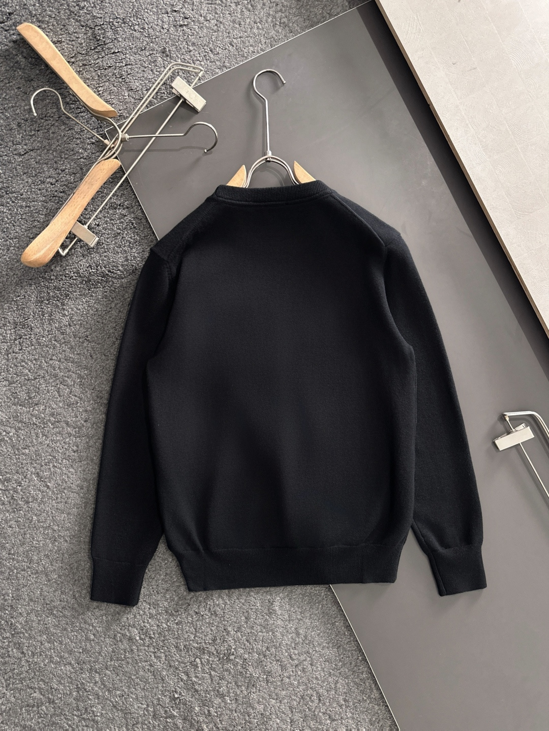 CD 2025秋冬提花➕刺绣新款简约圆领针织羊毛衫，精致工艺专柜面料，顶级元素融合打造，经典3标齐全，潮